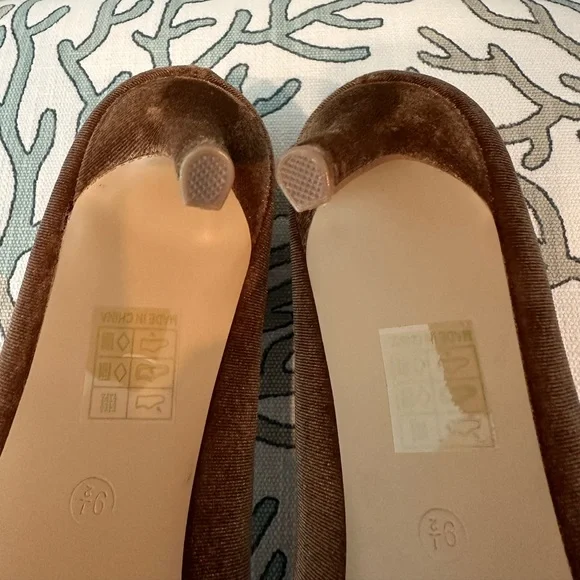 Journee Collection Crystol Velvet Pump in Elegant Brown - Size 9.5 NWOT - Picture 12 of 12